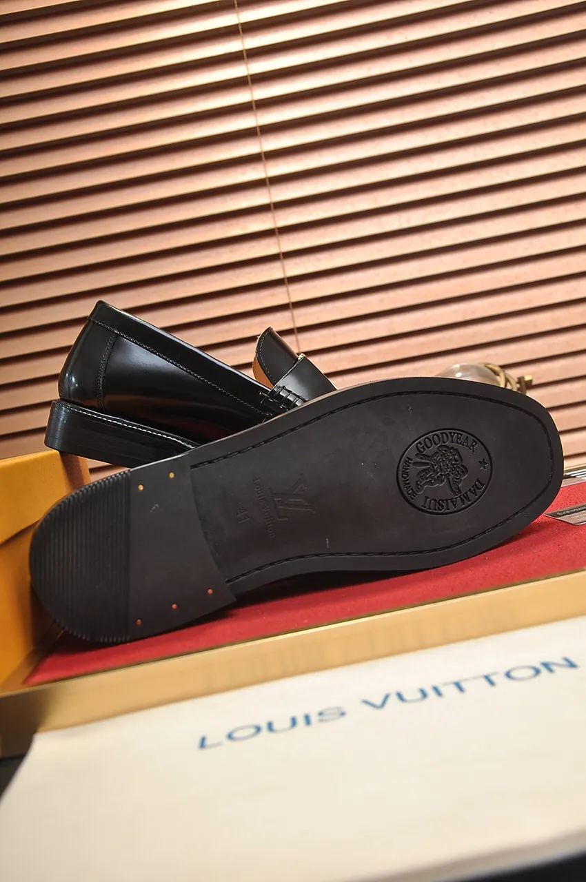 Men's men's shoes 💰560💶 [LV] (original single cowhide lining) 🍀LV's latest genuine leather business suit shoes are launched simultaneously on the official website. The first-layer cowhide imported from Italy is made of heavy gold, 💥1:1 rubber outsole from the official website. Versatile to wear, high-end without losing class, and the color combination is extraordinary. This four-season style is alluring when worn on your feet, showing off your big-name flair. Standard code 38-45 (45 customized)